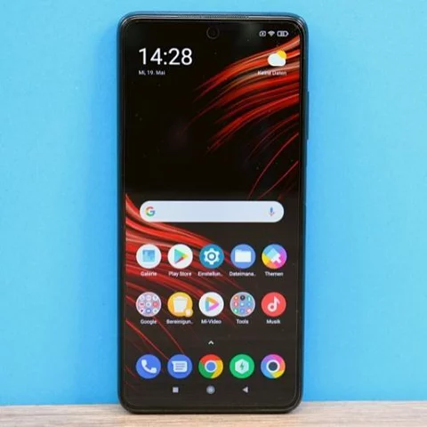 Das Xiaomi Poco X3 vor blauem Hintergrund