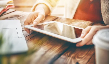 Frau hält Tablet in der Hand