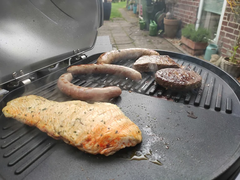 Elektrogrills werden wie der Name sagt elektrisch angetrieben und entwickeln fast keinen Rauch.