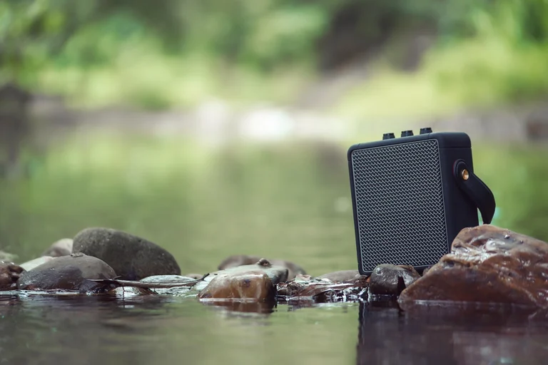 Für echte Wasserdichtigkeit musst du zu einem Modell mit Schutzklasse IP67 greifen.