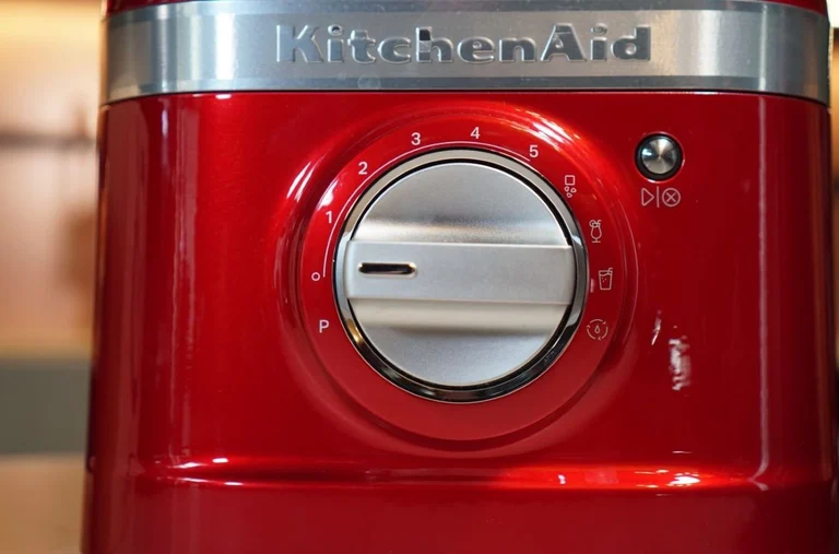 Die Bedienung des KitchenAid Artisan K400 geht ganz einfach mit einem Drehregler.