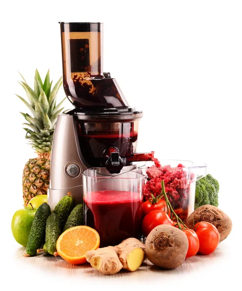 Vertikaler Slow Juicer mit Obst auf weißem Hintergrund