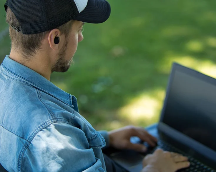 True Wireless In-Ear Kopfhörer mit Laptop verbunden