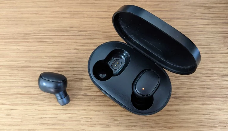 True Wireless In-Ear Kopfhörer von Xiaomi auf Holztisch