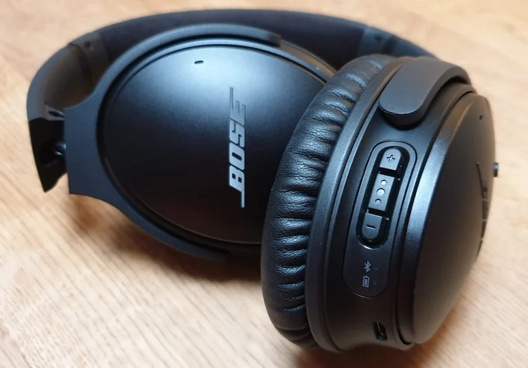 Leicht ertastbare Knöpfe machen die Bedienung des QC 35 II angenehm leicht