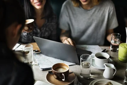 13 Zoll Laptop im Restaurant auf dem Tisch