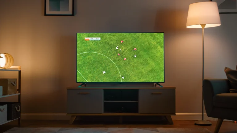 Bei 65 Zoll UHD solltest du rund 2 Meter vom Fernseher entfernt sitzen.