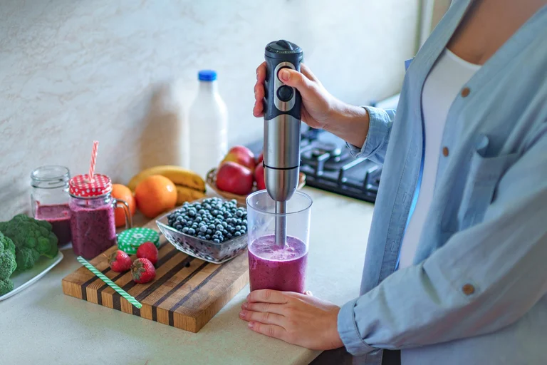 Ein Stabmixer püriert mühelos Früchte und Gemüse für eine gesunde Ernährung.