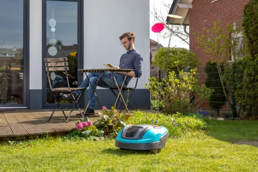 Mit einem Mähroboter kannst du ganz entspannt im Garten sitzen, während der Rasen gemäht wird.