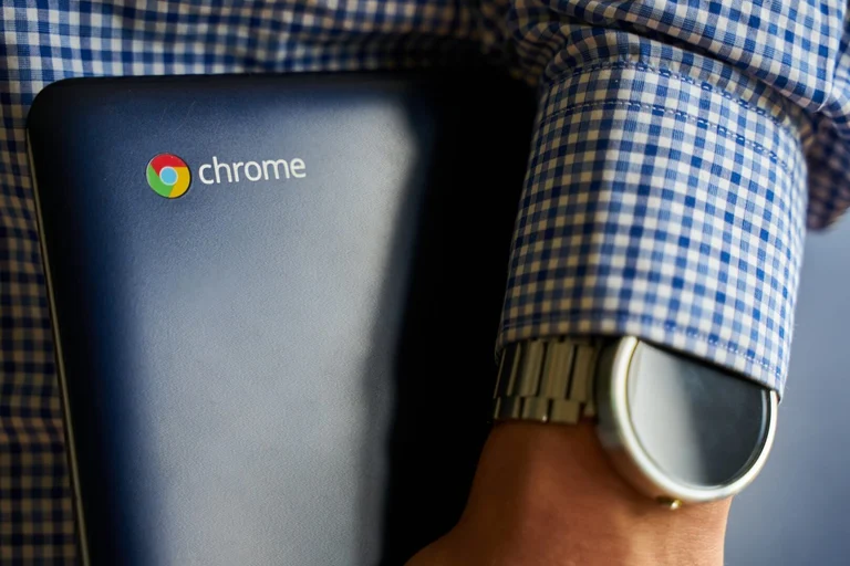 Durch ihre kompakte Größe eignen sich Chromebooks besonders für unterwegs.