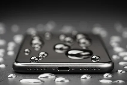 Smartphones sind im besten Fall wasserdicht, um bei Regen nicht gleich triefnass zu werden.