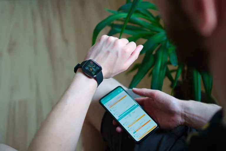 Die Verbindung zwischen Smartwatch und Smartphone funktioniert reibungslos.