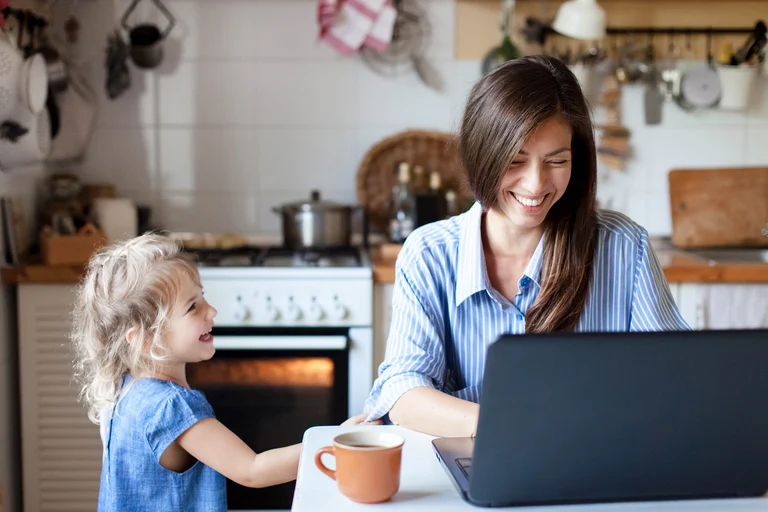 Muter und Kind sitzen gemeinsam am Laptop