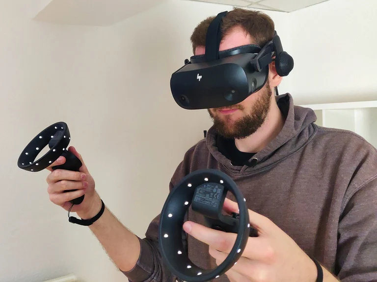 Eine VR-Brille entführt dich in die virtuelle Realität, die ein völlig neues Gaming-Erlebnis liefert