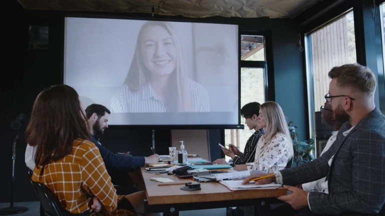 Beamer-Leinwand mit blassem Bild in Konferenzraum beim Meeting