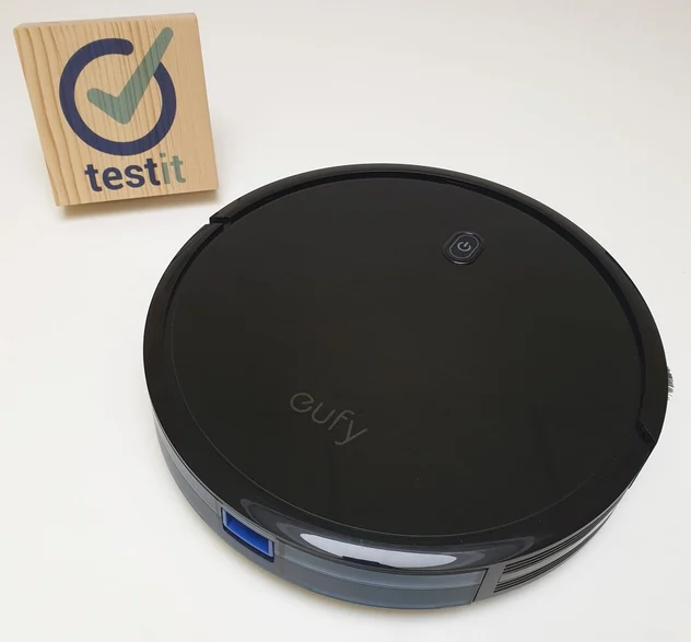 Der eufy RoboVac 11S kommt problemlos unter viele Möbel.