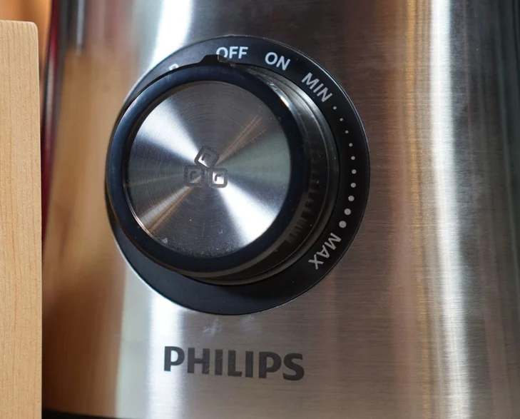 Die Crushed Ice Funktion des Philips ProBlend Crush gelingt über Drücken des Drehreglers.