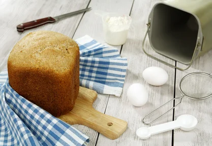 Brot aus der Brotbackmaschine und Zutaten