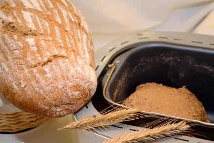 Teig in der Brotbackmaschine und frisches Brot