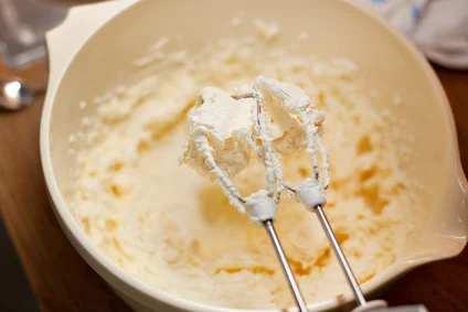 Handmixer und eine Schüssel geschlagener Sahne