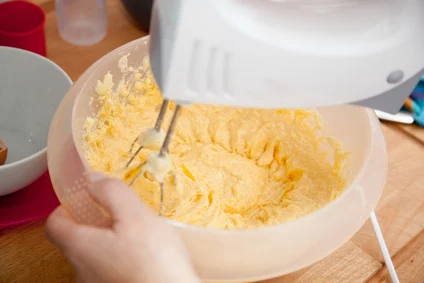 Handmixer und eine Schüssel mit Teig