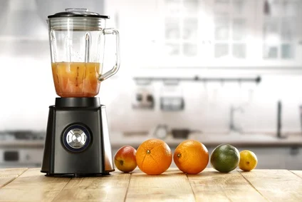 Mixer, daneben Orangen