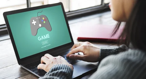 Mädchen spielt mit Gaming Laptop