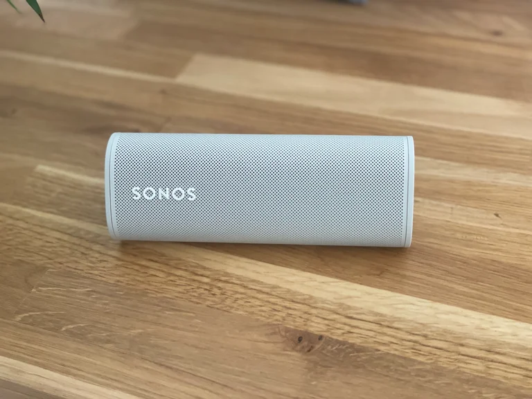 Sonos Roam auf braunem Hintergrund