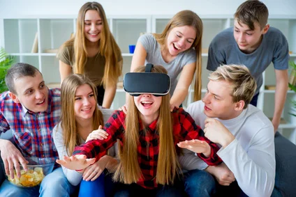 Freunde spielen mit der Samsung Gear VR Virtual Reality Brille