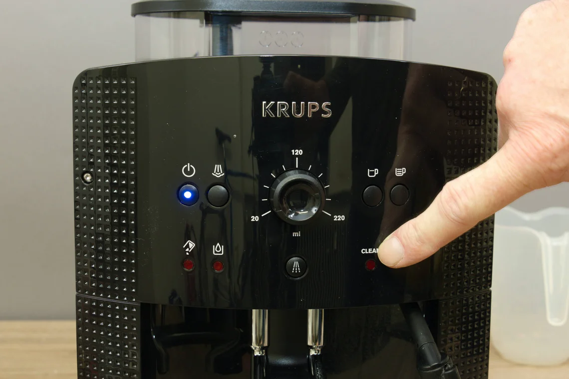 Der Kaffeevollautomat von Krups verfügt über eine praktische Spülfunktion.