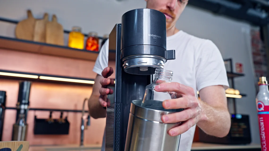 SodaStream DUO - Einsetzen der Glasflasche.