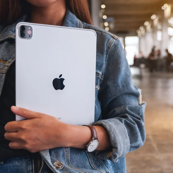 Eine Frau hält ein iPad Pro