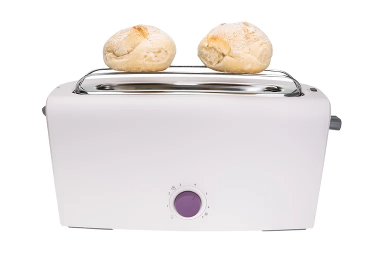 Weißer Langschlitztoaster auf dem zwei Weißbrötchen aufgebacken werden