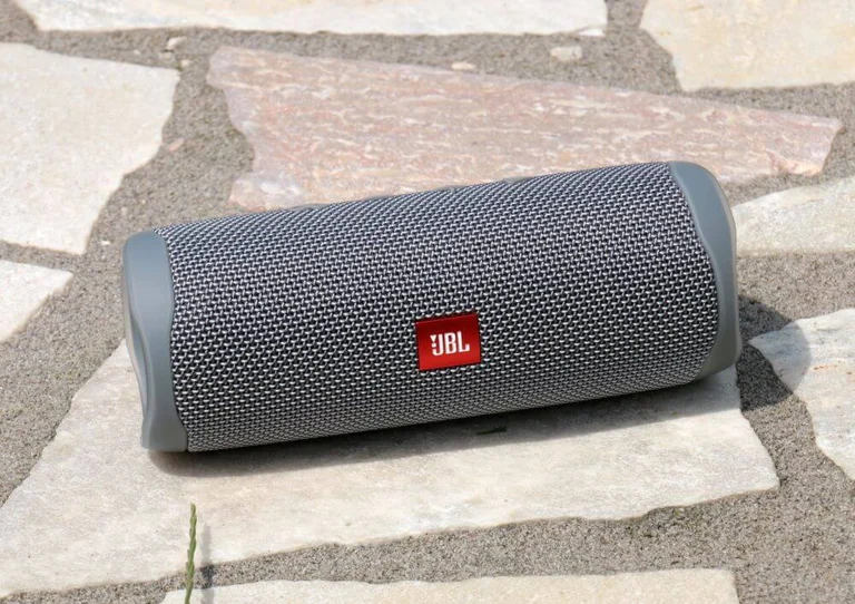 Der JBL Flip 5 ist etwas größer als andere Modell in unserem Test.