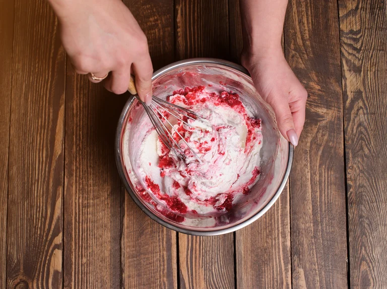 Ohne Eismaschine ist es etwas aufwendiger, Eis selbst zu machen.