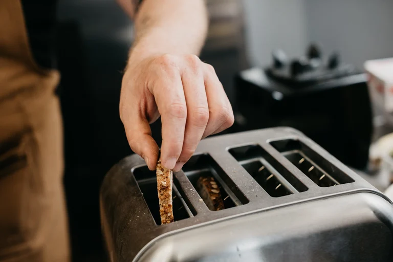 4 Scheiben Toaster gibt es entweder mit vier einzelnen Toastschlitzen.