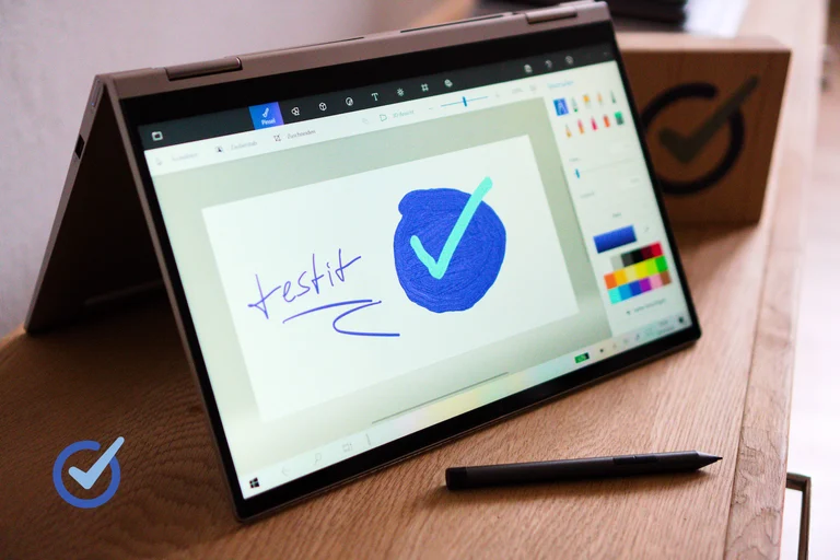 Lenovo Yoga C740 im Zeltmodus mit Active Pen