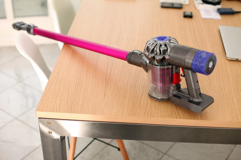 Dyson Akkustaubsauger glänzen mit ihrer kinderleichten Bedienung.