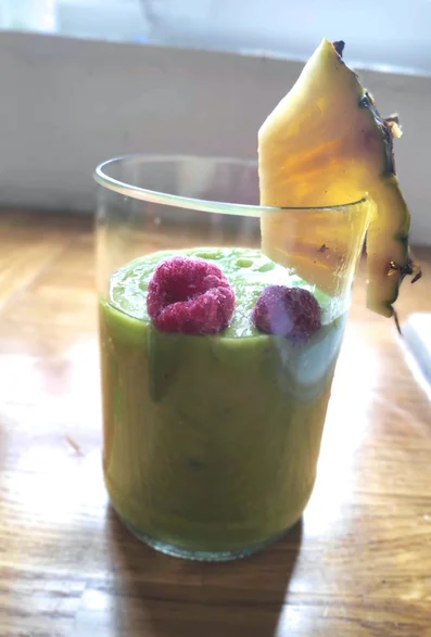 Grüner Smoothie im Glas mit Ananas