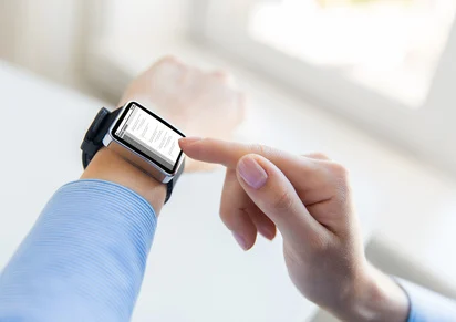 Smartwatch wird via Touchscreen bedient und zeigt Dokument