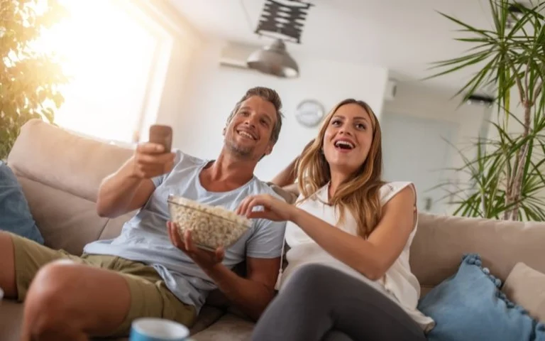 Eine Familie blickt auf ihren Fernseher