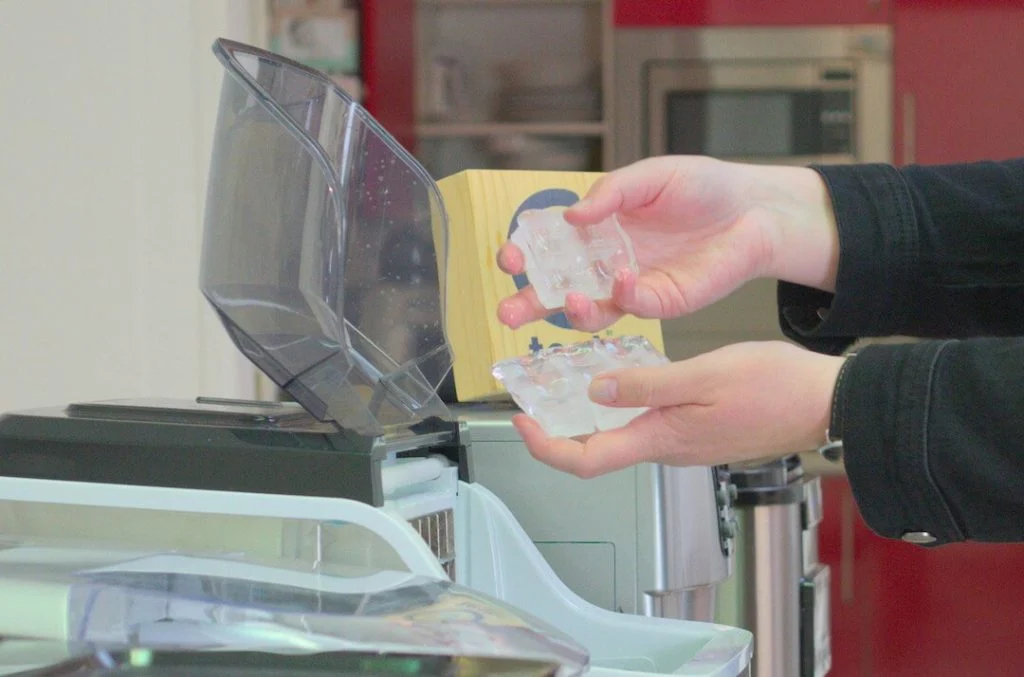 Die Eiswürfel kommen in einem großen Block aus der Euhomy-Maschine.