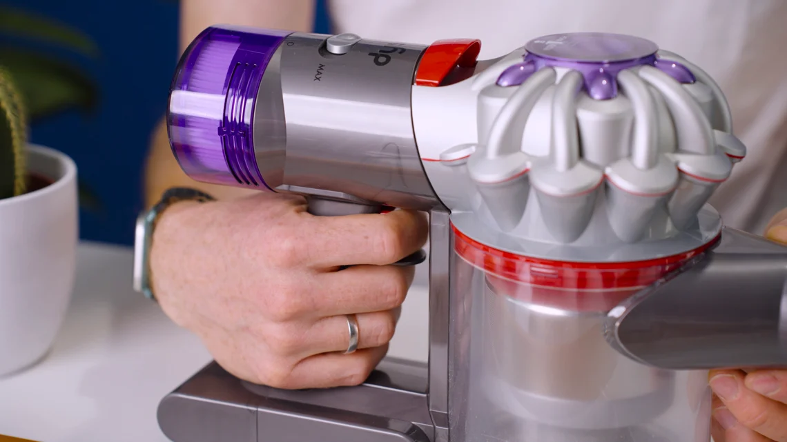 Der Handgriff wird beim Dyson V8 recht warm.