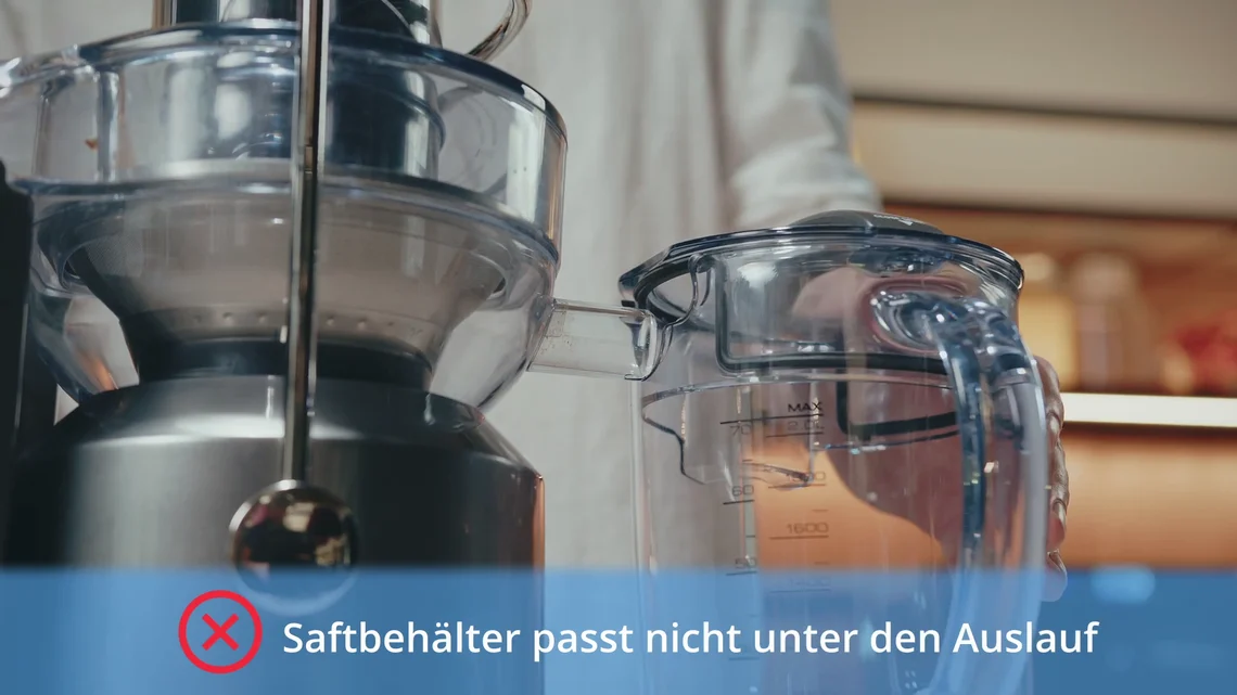 Der Auffangbehälter passt ohne Anheben nicht unter den Auslass des Sage Nutri Juicer Cold.