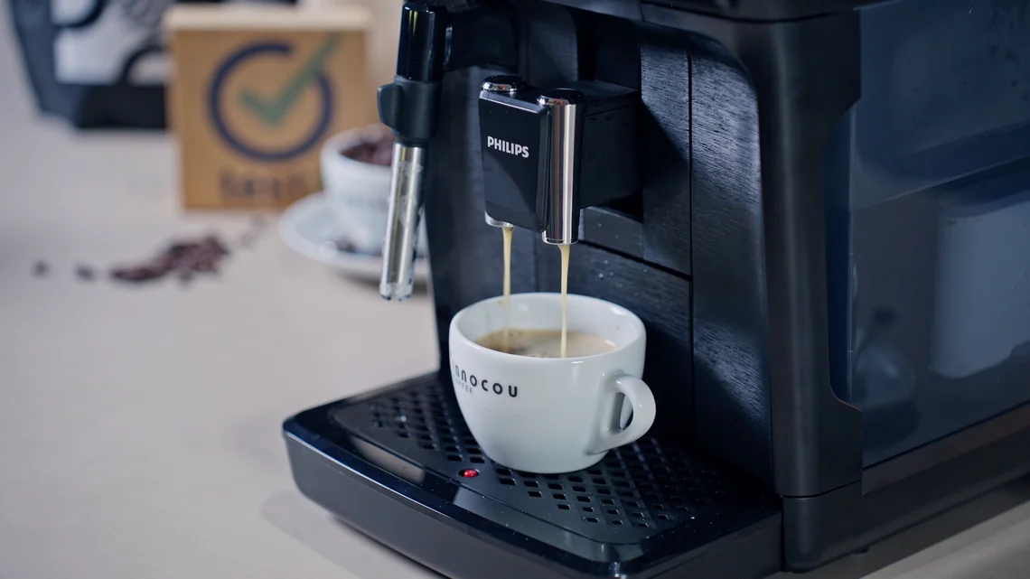 Der Philips Series 2200 zaubert im Test von testit einen Espresso.