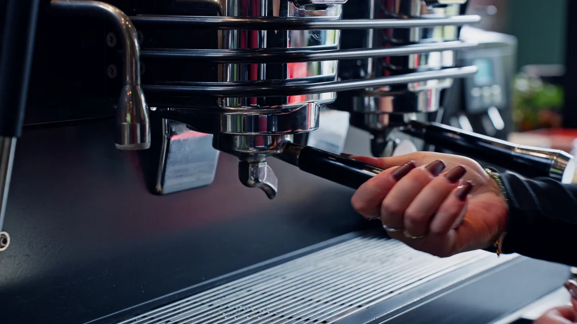 Der Siebträger ist das A und O. Bei einer professionellen Maschine in einem Kaffee ist er äußerst robust und hält viel Druck aus.