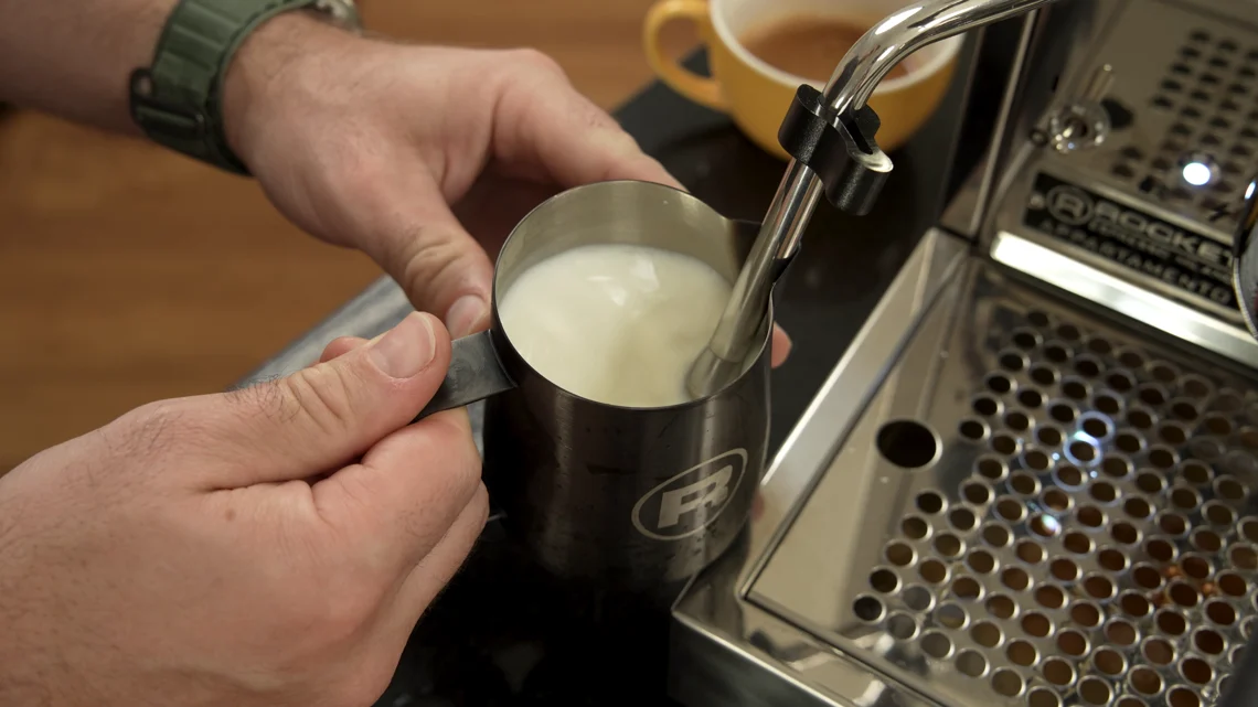 Bei der Dampleistung punktet die Rocket Espresso Appartamento TCA richtig. Dank ordentlich Leistung entsteht ein toller Milchschaum mit ordentlich Microfoam.